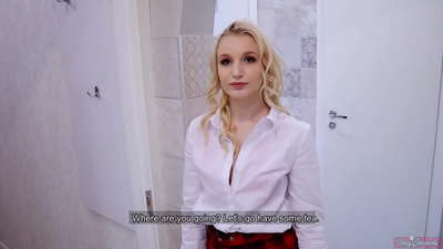 Gabar yar oo jaamici ah oo saaxiibkeed la khiyaamaysay saaxiibkeed | POV oo ku dhufo gudaha cambarkeeda!